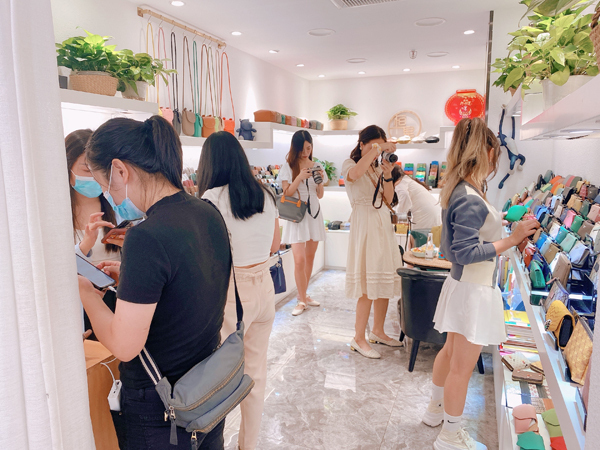 三亿体育箱包中港皮具城开启缤纷金秋“原创力气”秋冬时尚季炎热举行中三亿体育官网(图2)