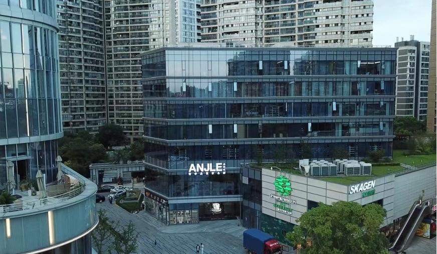 扎根二奢行业 15 年逆袭展箱包示浙商心灵开采国内新市集——安洁利创始人雷雨春三亿体育app(图11)