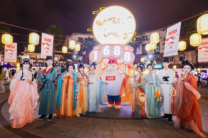1688市井节走进重庆大学箱包城文创青年翻三亿体育官网开东方美学生意新思绪(图1)