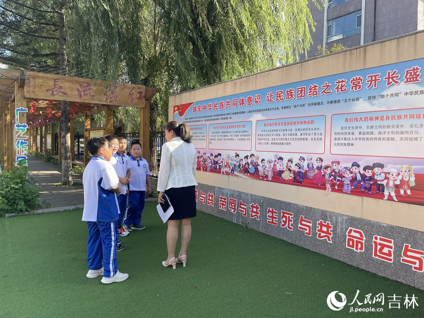 皮具安图：共育专心“石三亿体育官网榴籽” 浇灌民族统一花(图1)