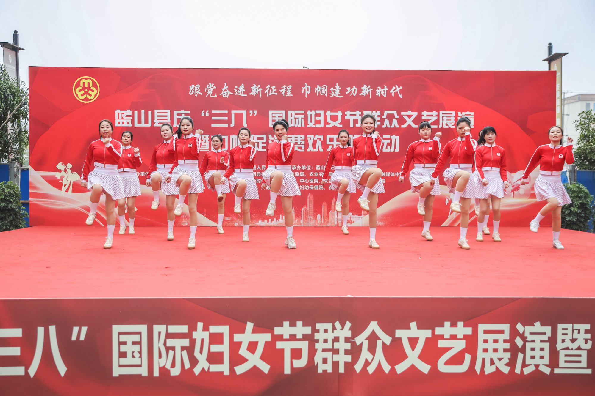 三亿体育官网：湖南蓝山：多彩勾当庆“三八” 以节为媒促消费(图1)