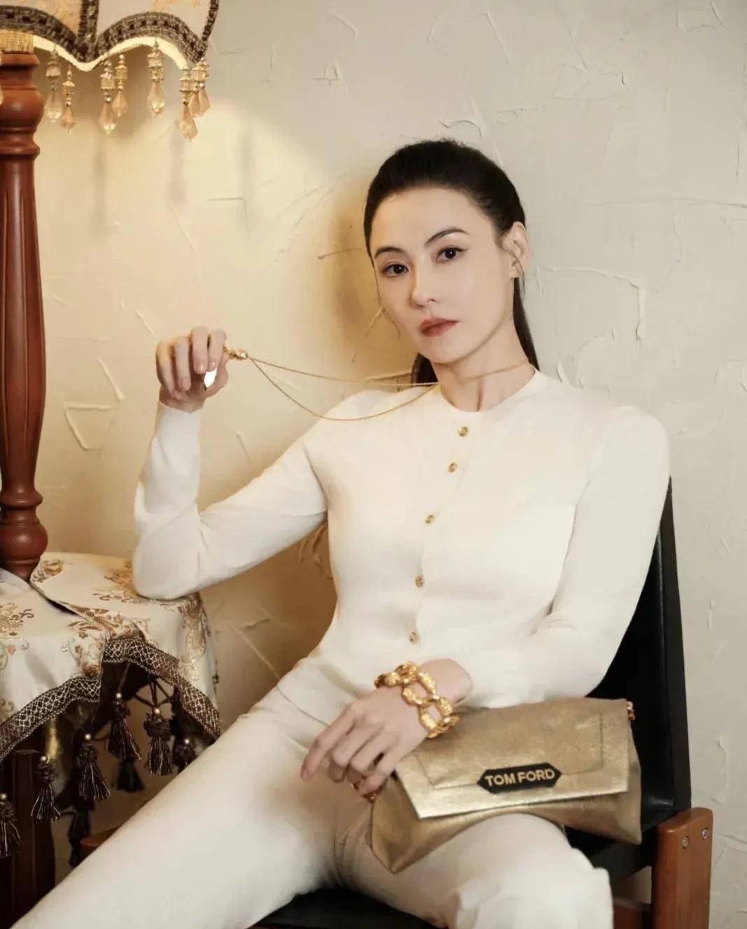 三亿体育下载：张柏芝新年仪式感造型出炉戴金手镯金项链搭配万元金色包包(图2)