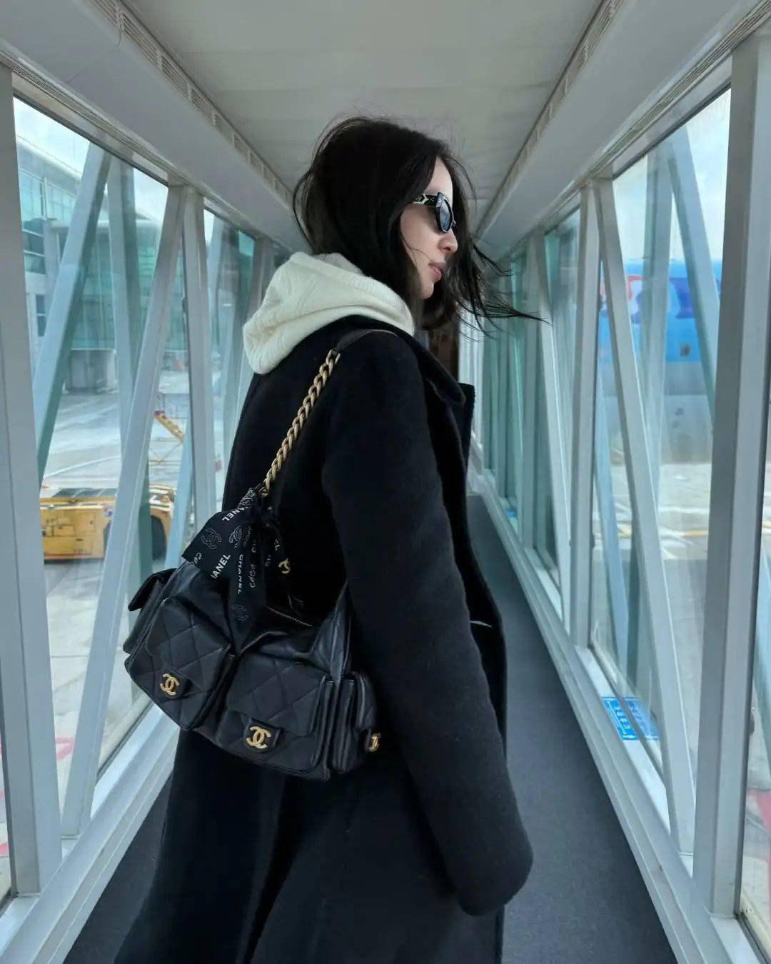 三亿体育官网：从Jennie到Dua Lipa今年最火的香奈儿包包是？(图6)