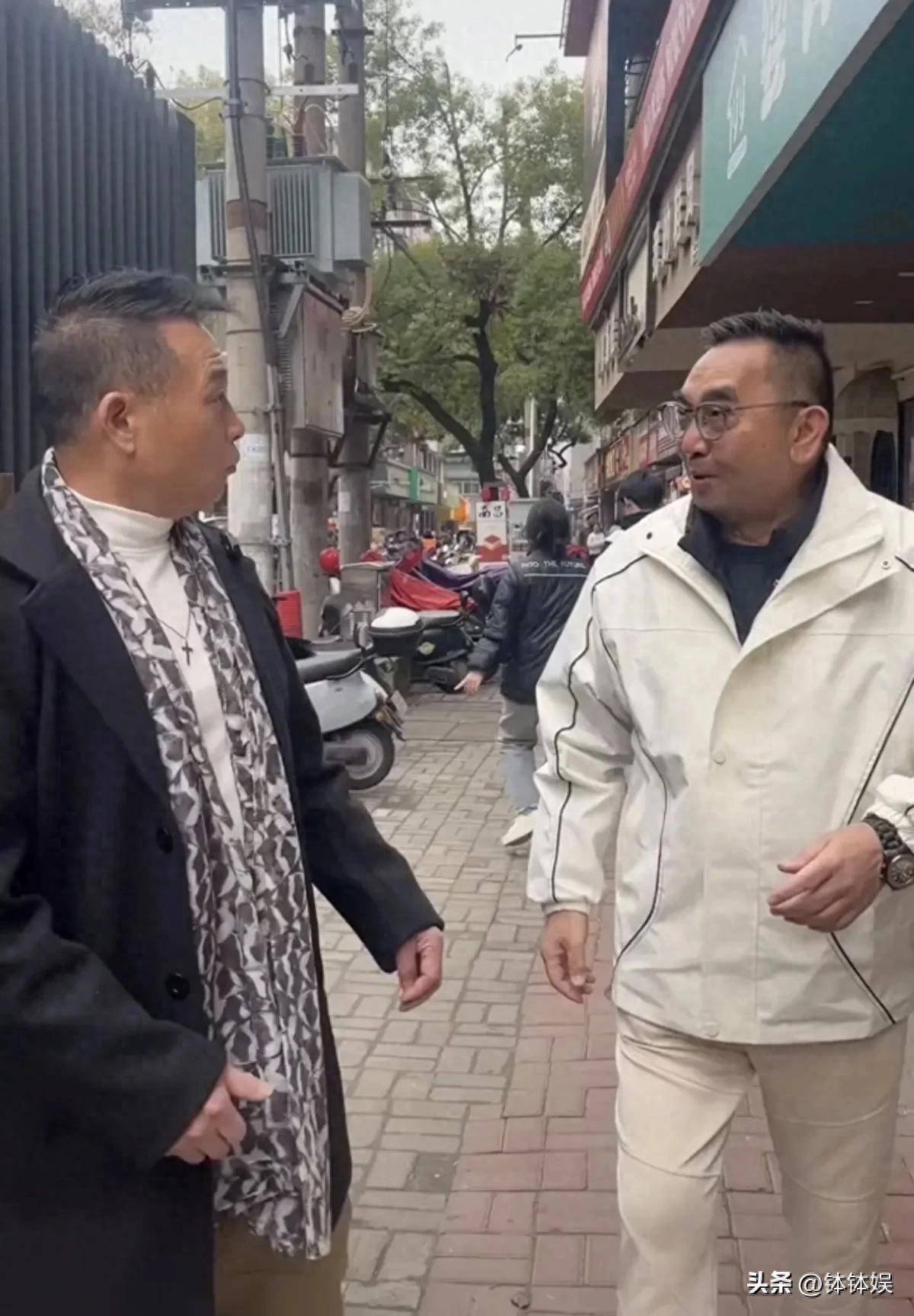 香港资深演员南昌旅游被江西菜辣出表情包桌上3元可乐抢镜(图1)