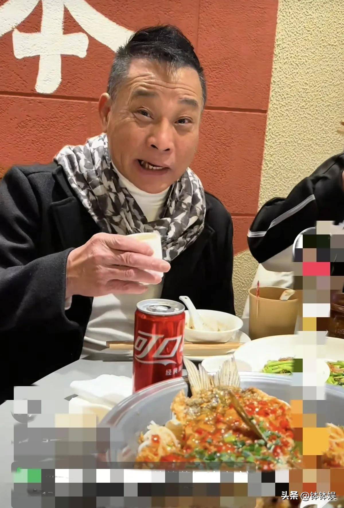香港资深演员南昌旅游被江西菜辣出表情包桌上3元可乐抢镜(图5)