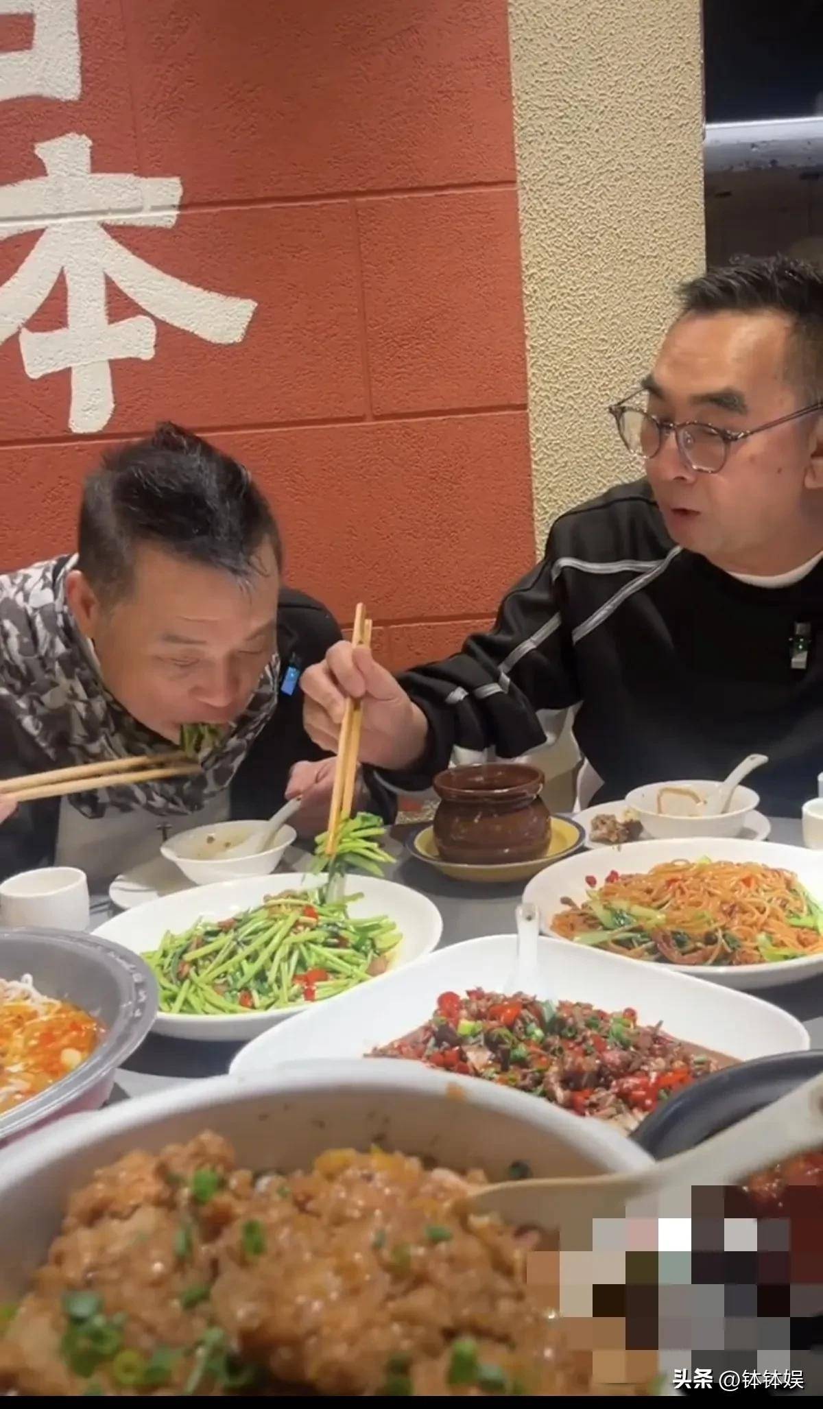 香港资深演员南昌旅游被江西菜辣出表情包桌上3元可乐抢镜(图4)