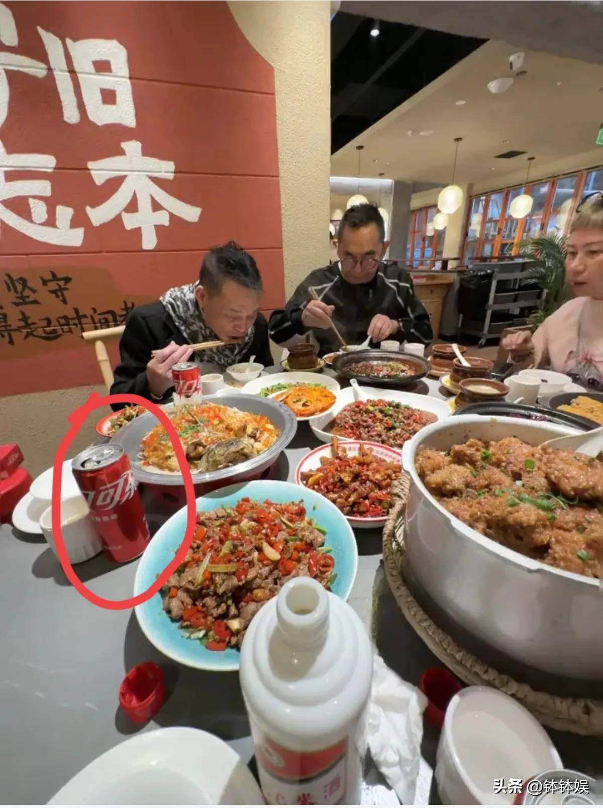 香港资深演员南昌旅游被江西菜辣出表情包桌上3元可乐抢镜(图8)