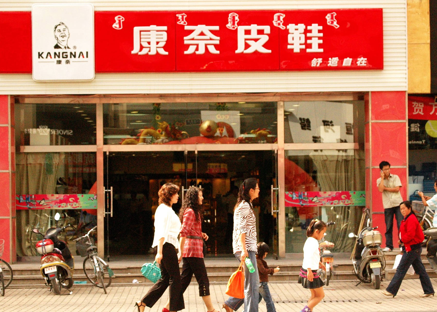 曾经“一代鞋王”如今中产不爱穷鬼不穿这些皮鞋你还记得吗？(图8)
