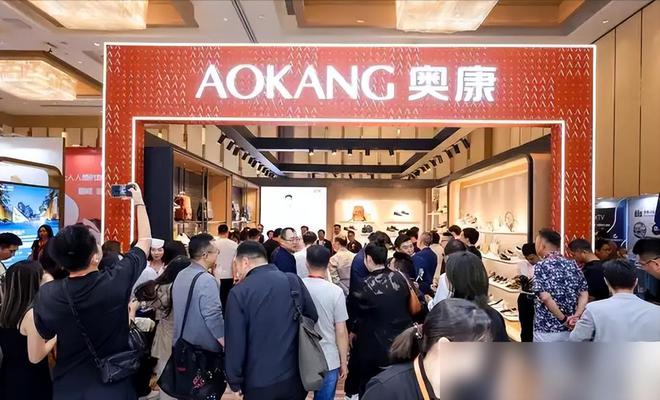 “一代鞋王”跌落神坛200亿暴跌至2亿成了中产不爱穷鬼不穿(图3)