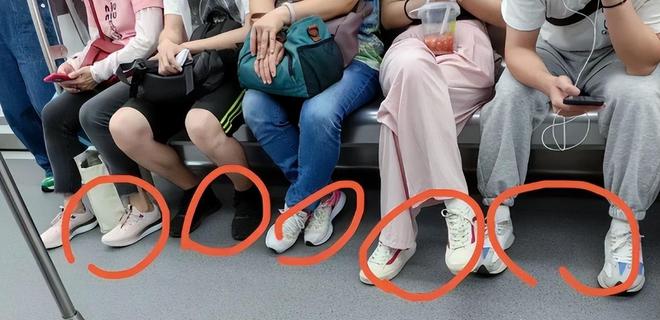 “一代鞋王”跌落神坛200亿暴跌至2亿成了中产不爱穷鬼不穿(图17)