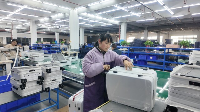 一带一部 湘聚共赢丨箱包“长”出“怀化基因”(图1)
