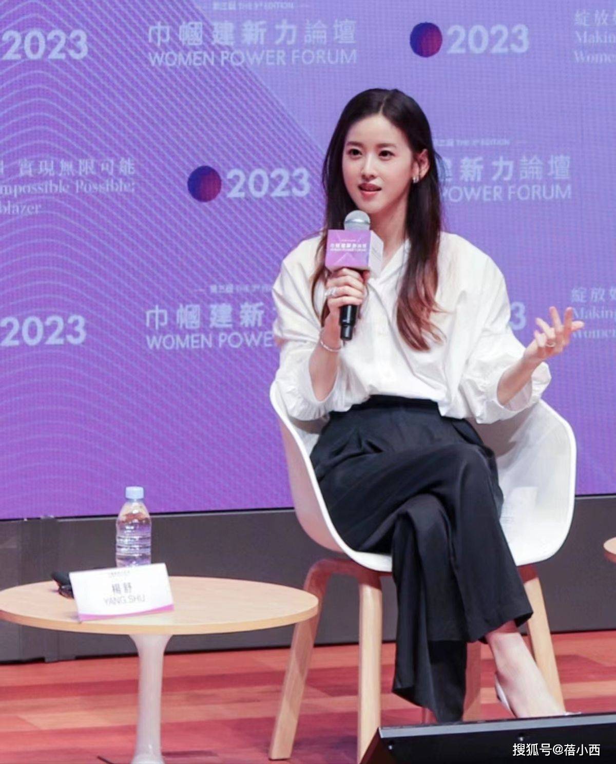 章泽天罕以老板娘身份站台一身女强人打扮占C位千亿名媛靠边(图1)