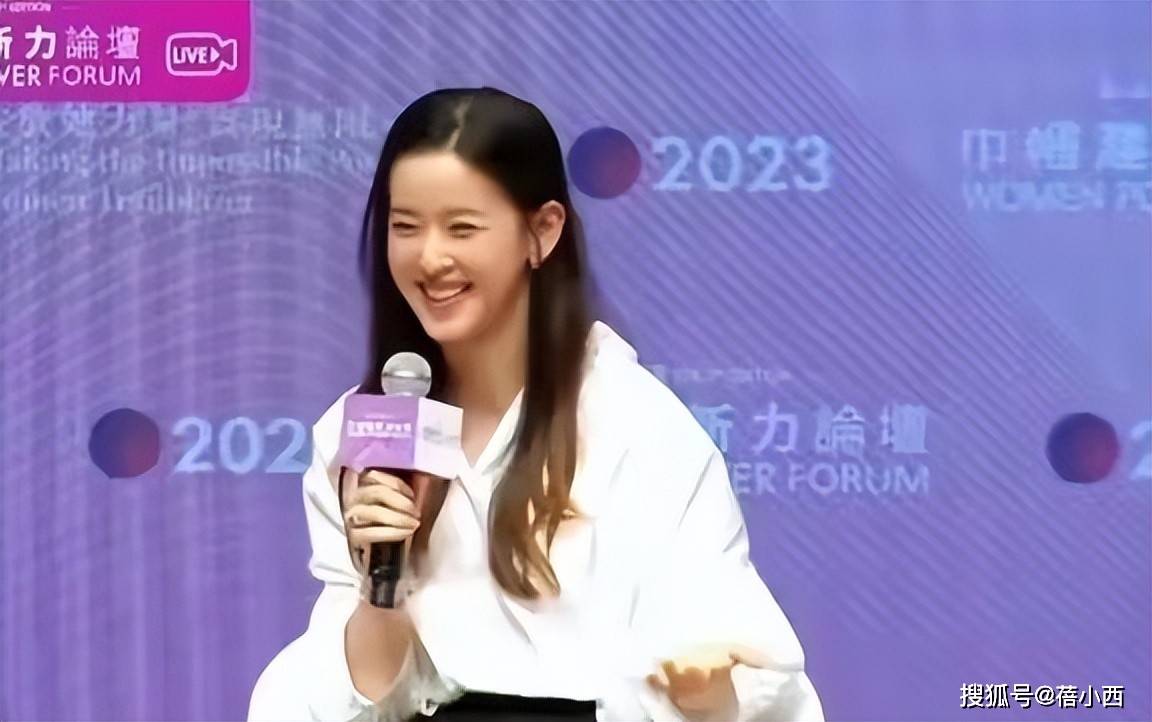 章泽天罕以老板娘身份站台一身女强人打扮占C位千亿名媛靠边(图2)