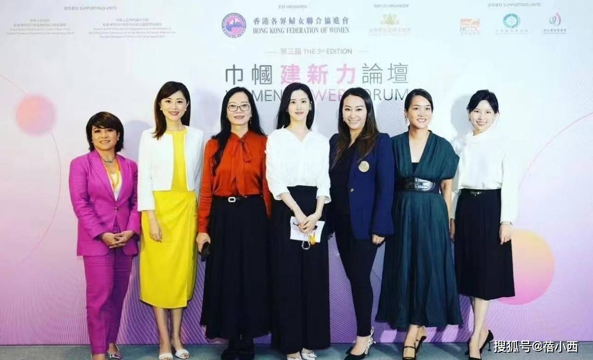章泽天罕以老板娘身份站台一身女强人打扮占C位千亿名媛靠边(图3)