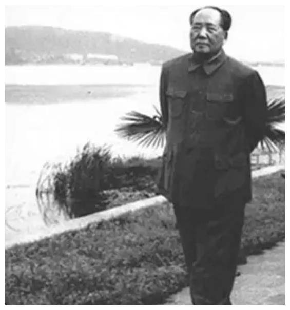 56年老部下穿大头皮鞋面见毛主席毛主席一句话让其汗流浃背(图12)
