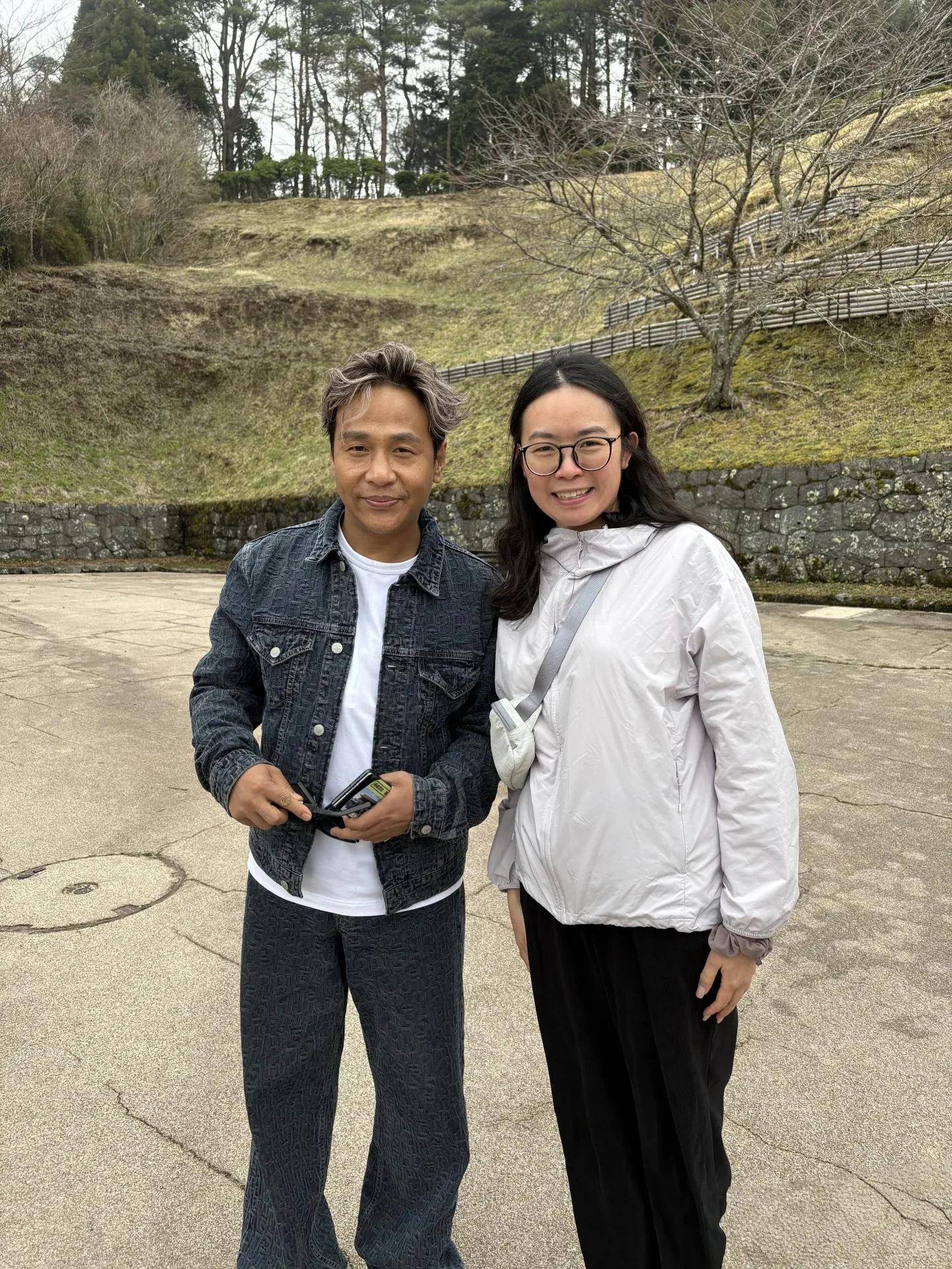 三亿体育官网：44岁宋小宝在日本度假染了头发打扮一言难尽像土气的暴发户(图1)