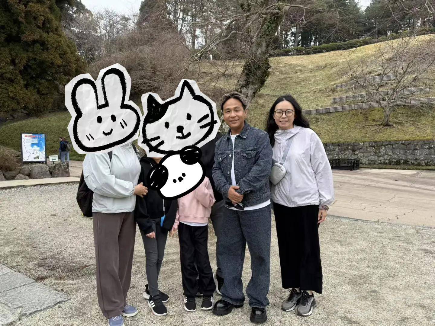 三亿体育官网：44岁宋小宝在日本度假染了头发打扮一言难尽像土气的暴发户(图4)