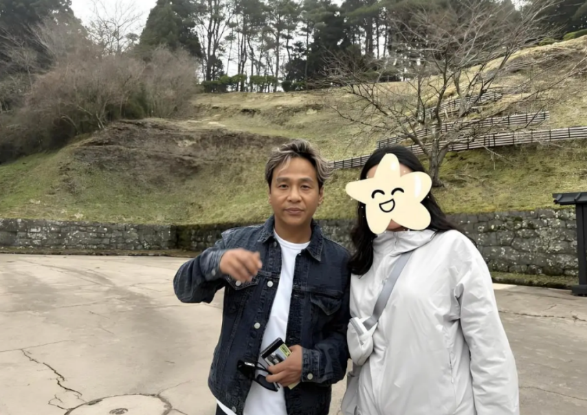 44岁宋小宝日本被偶遇染头发后堪比“改头换面”撞脸了王嘉尔(图3)