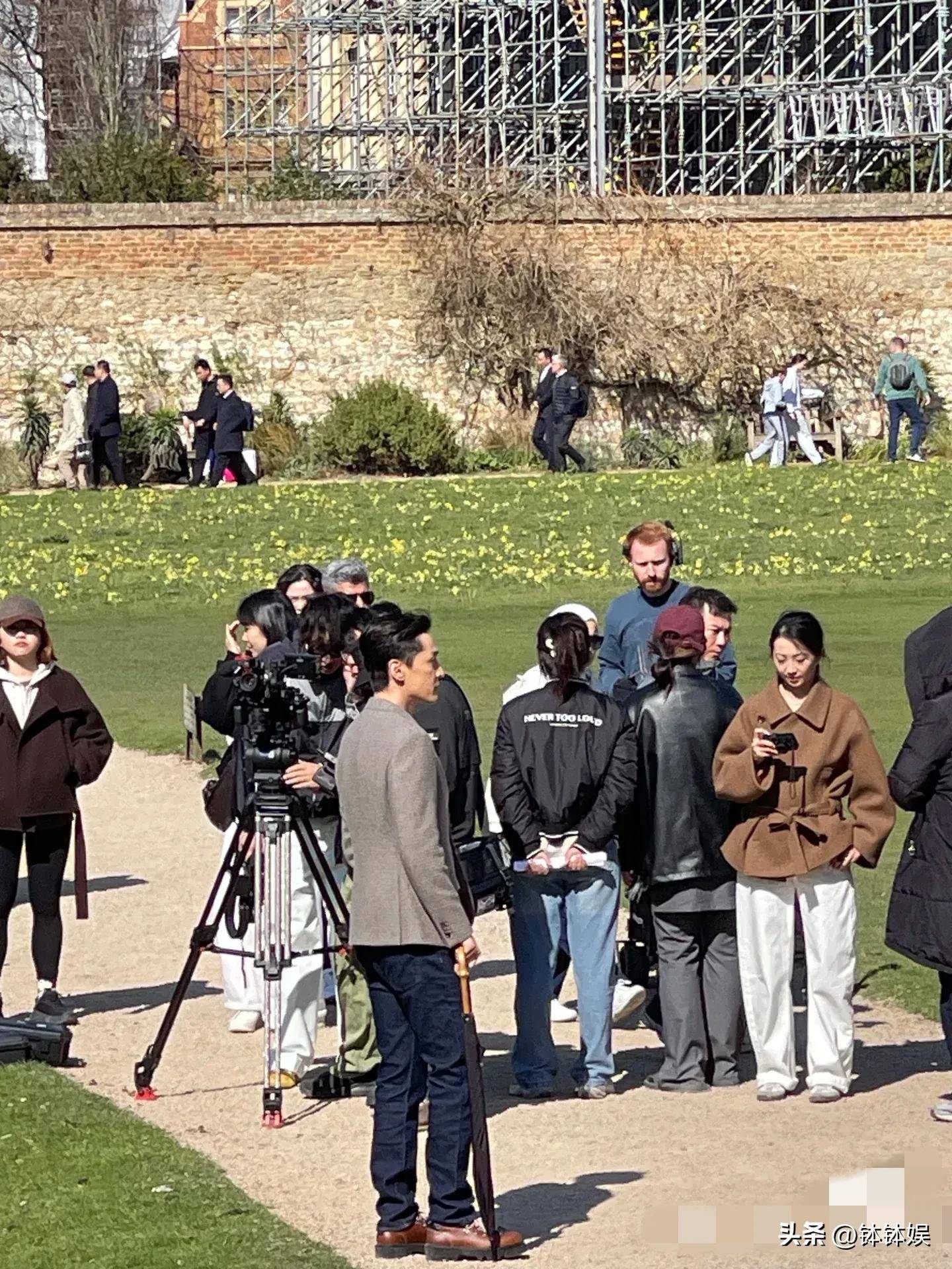 胡歌被曝二胎后首露脸现身英国为剑桥拍广告背影有点五五分(图3)