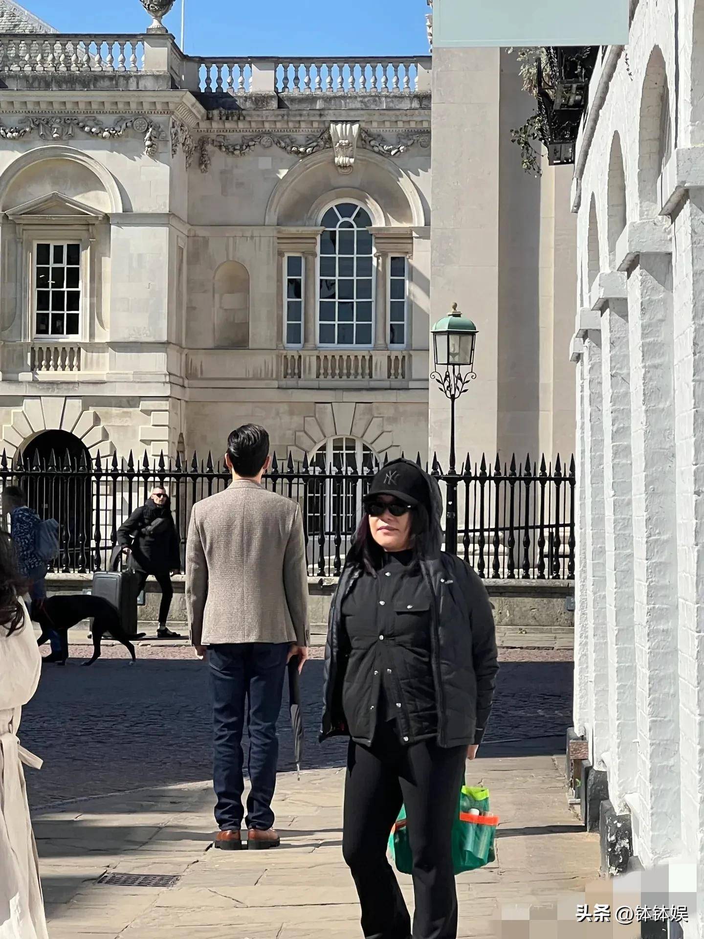 胡歌被曝二胎后首露脸现身英国为剑桥拍广告背影有点五五分(图6)