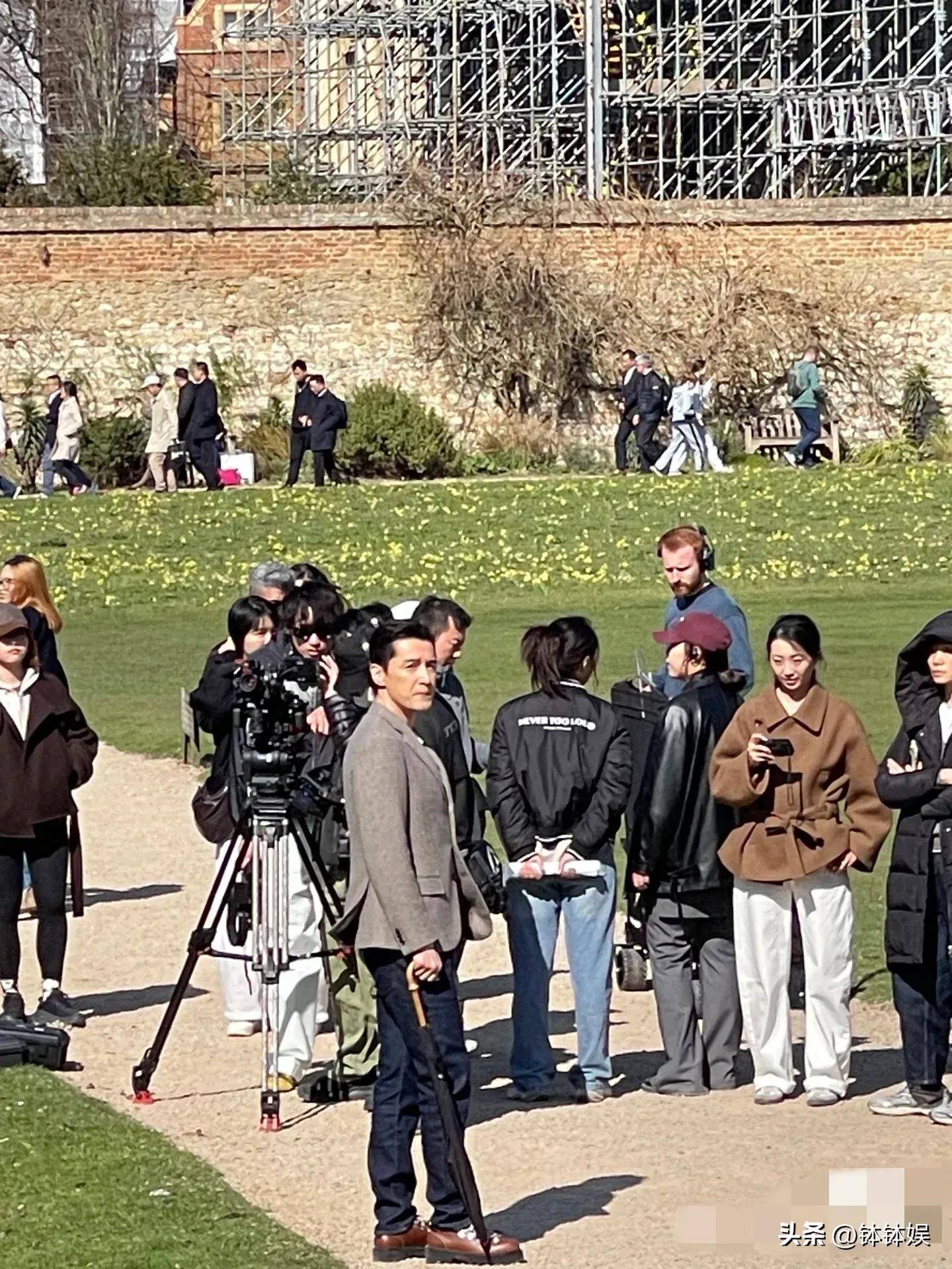 胡歌被曝二胎后首露脸现身英国为剑桥拍广告背影有点五五分(图8)