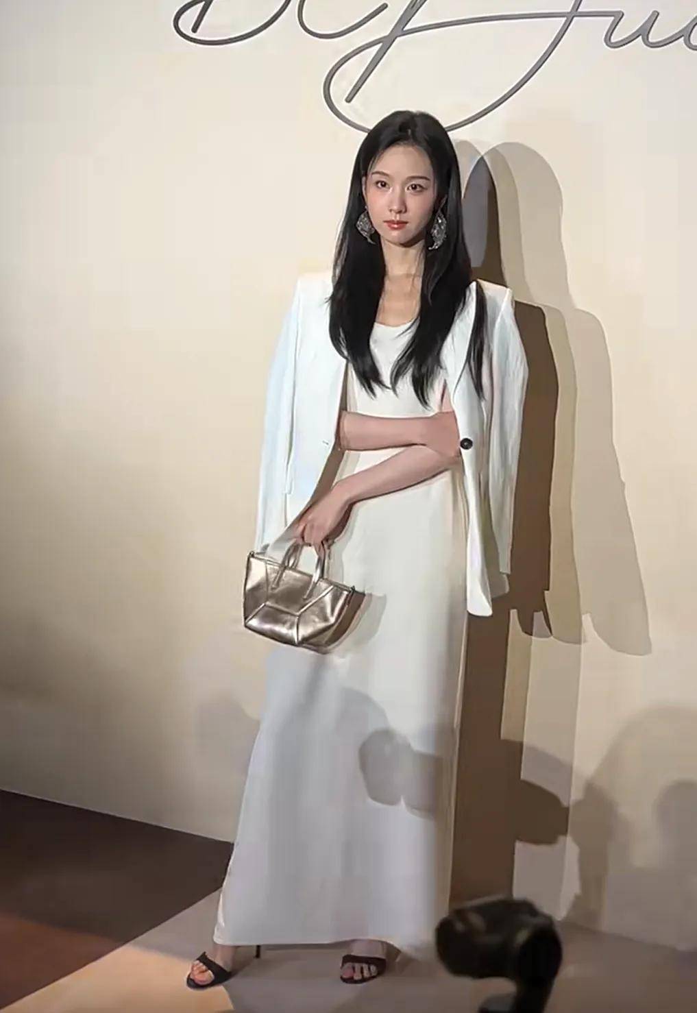 这一夜张嘉倪陈都灵同框比美刘诗诗优雅孙千深V长裙抢镜(图12)