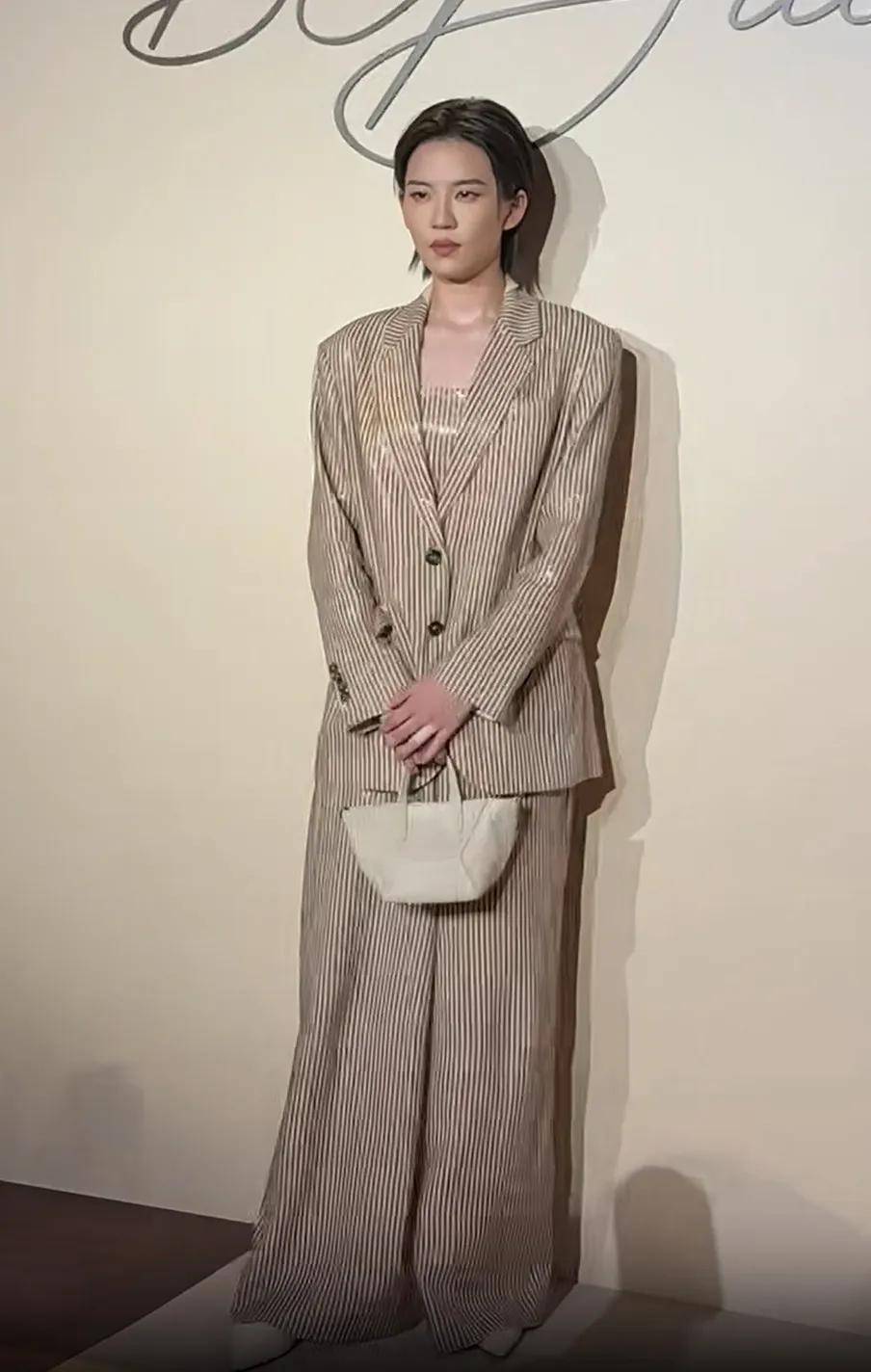 这一夜张嘉倪陈都灵同框比美刘诗诗优雅孙千深V长裙抢镜(图18)