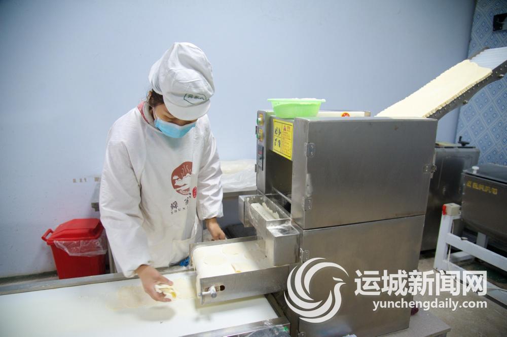 永济市零工双手包出“致富饺”(图2)