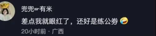 三亿体育APP：河南男子钓鱼钓到白色皮包拉开拉链后发现十几捆“百元大钞”(图5)