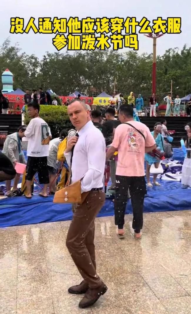 云南泼水节游客民众公然“洗警” 泼天自信引热议(图2)