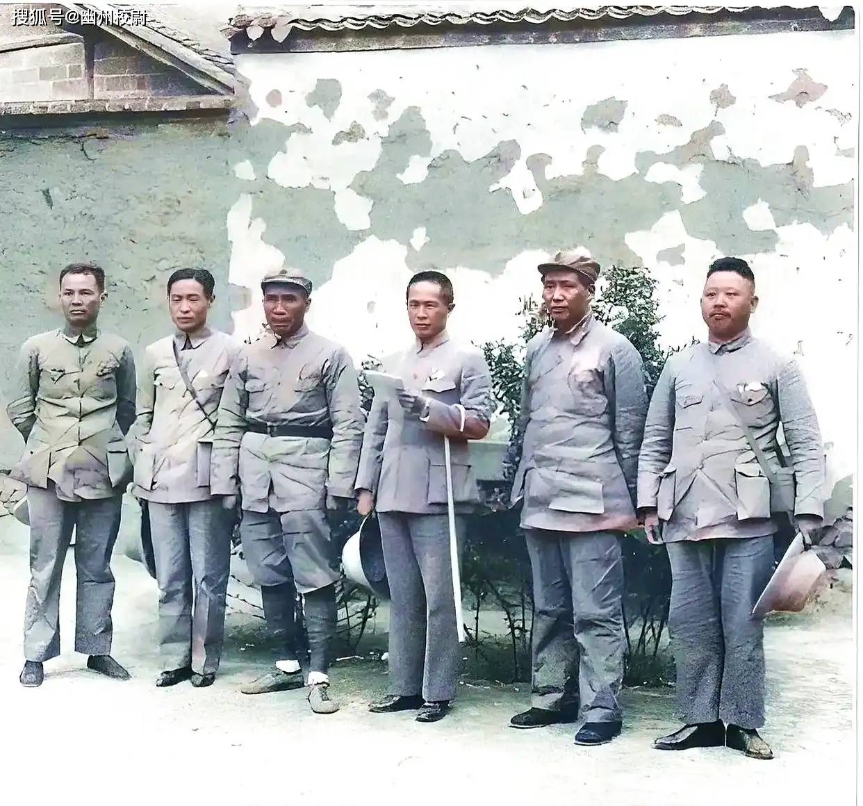 三亿体育下载：1937年国共合照毛主席被“挤”到边上中间C位的人是谁？(图1)