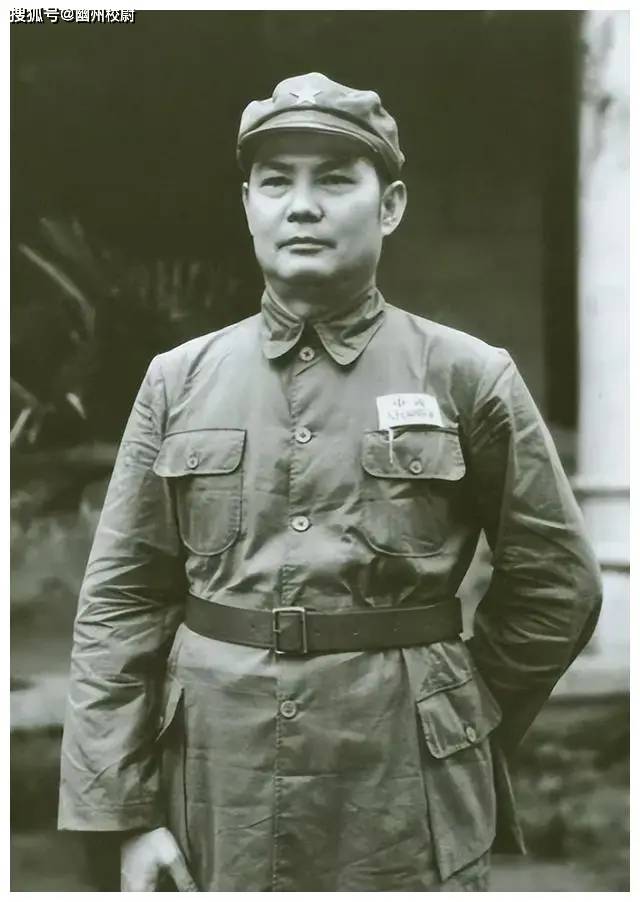 三亿体育下载：1937年国共合照毛主席被“挤”到边上中间C位的人是谁？(图2)