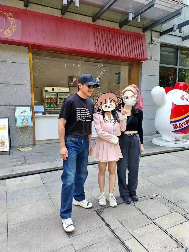 陆毅在上海逛街被偶遇跟路人合影没美颜也看不出年龄感穿衬衫扎腰很有型(图2)
