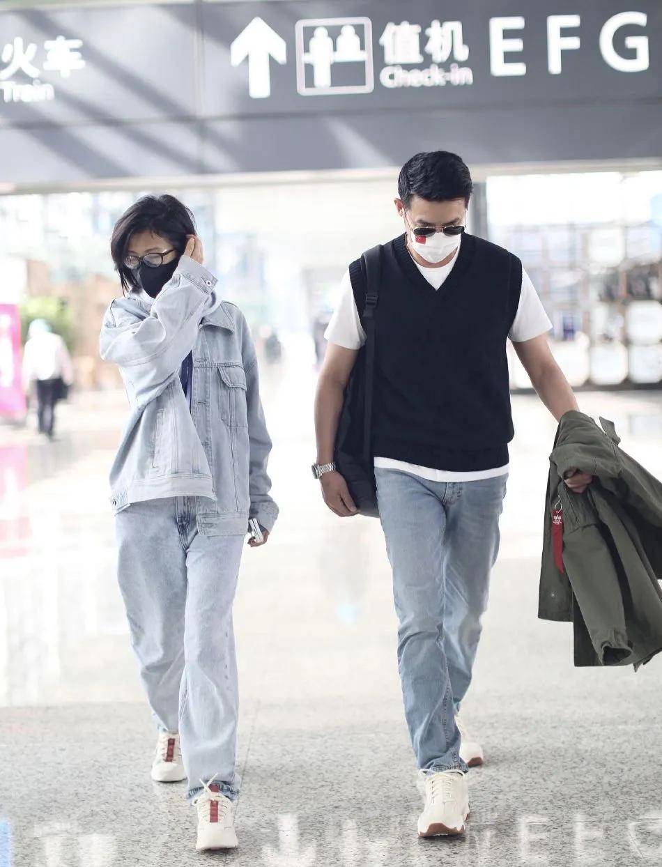 陆毅在上海逛街被偶遇跟路人合影没美颜也看不出年龄感穿衬衫扎腰很有型(图4)
