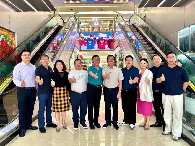 会员动态 中国皮革协会副理事长陈占光一行调研白云皮具城(图1)